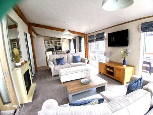 Skegness Complejo | Bluebell Luxury 2 Bedroom Lodge - a perfect couples escape at Southview overlooking a pond