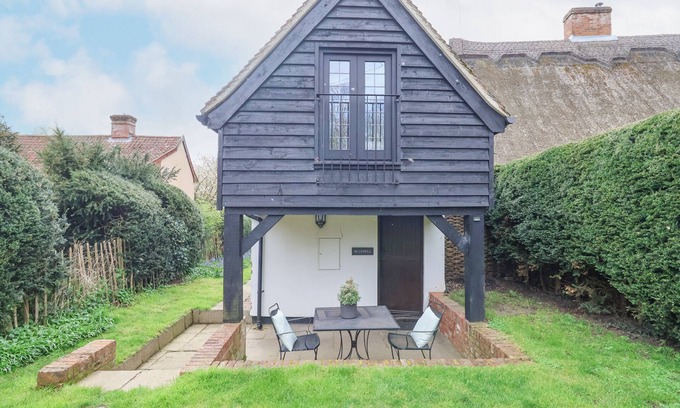 Kettleburgh Cabaña | BLUEBELL, pet friendly, with a garden in Framlingham