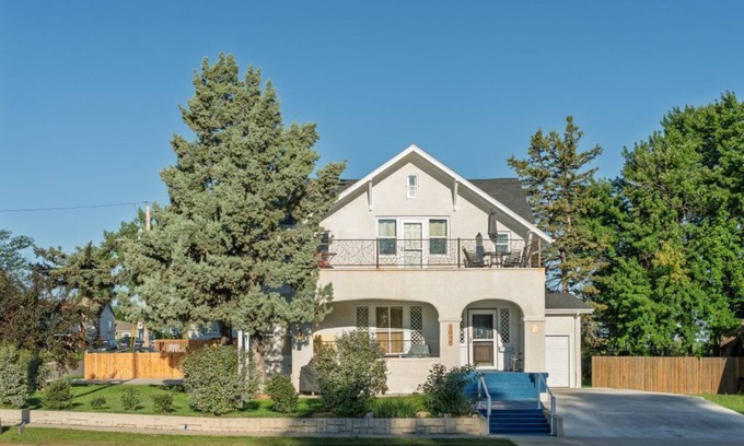 Belle Fourche Casa | Bluebelle SD Historic Vacation Home - Sleeps 10 - Perfect for Family & Friends