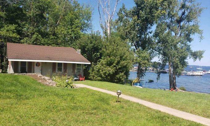 Plattsburgh Cabina | Encantadora casa de campo de 2 dormitorios durante todo el año en el lago Champlain - Blueberry Cottage