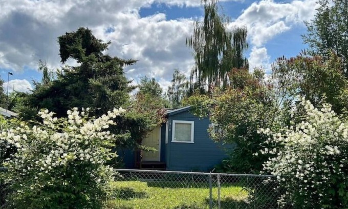 Northeast Anchorage Cabaña | Blueberry Cottage - Quaint Cozy Alaskan home