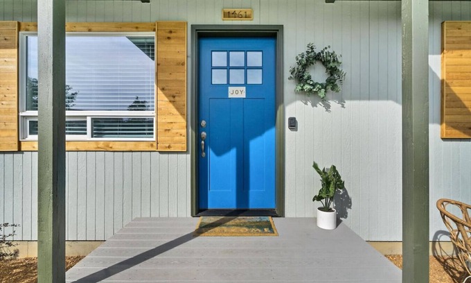 Mountain View District Casa | Bluebird Day - 2 King Beds, Dog Friendly, Walkable!