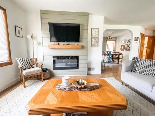 Orchard District Casa | Bluebird Day - Pilot Butte Pad