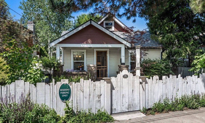 Old Bend Casa | Bluebird Day - River West