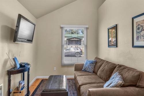 Old Bend Casa | Bluebird Day - Sierra Nook