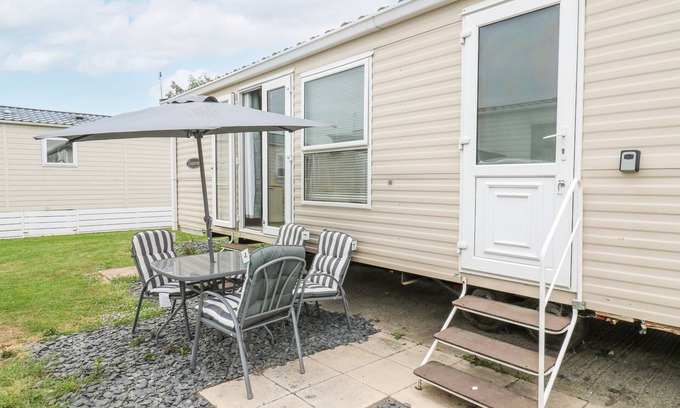 Clacton-on-Sea Cabaña | BLUEBIRD, pet friendly, country holiday cottage, with pool in Jaywick