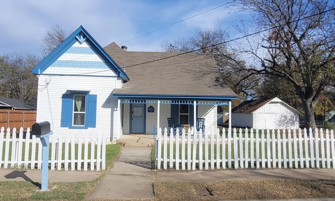 Cleburne Casa | Bluebonnet Cottage: Victorian Home w 2/king beds & game room in central Cleburne