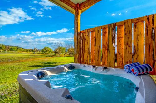 Comfort Casa | Bluebonnet Cottage with hot tub & VIEWS
