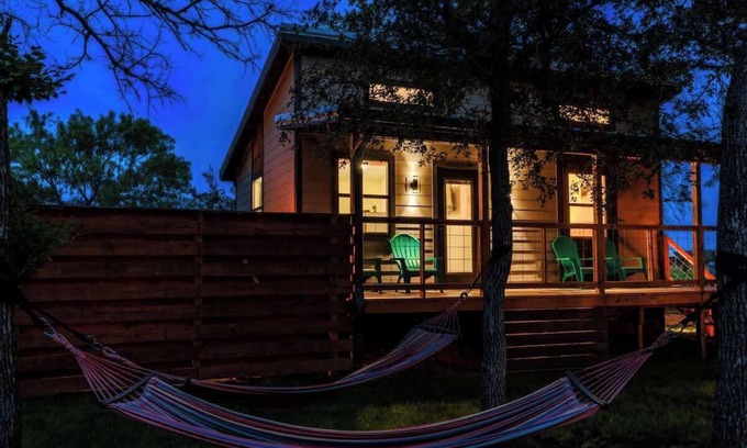 Fredericksburg Cabaña | Bluebonnet Waterfront Cottage With Hot Tub