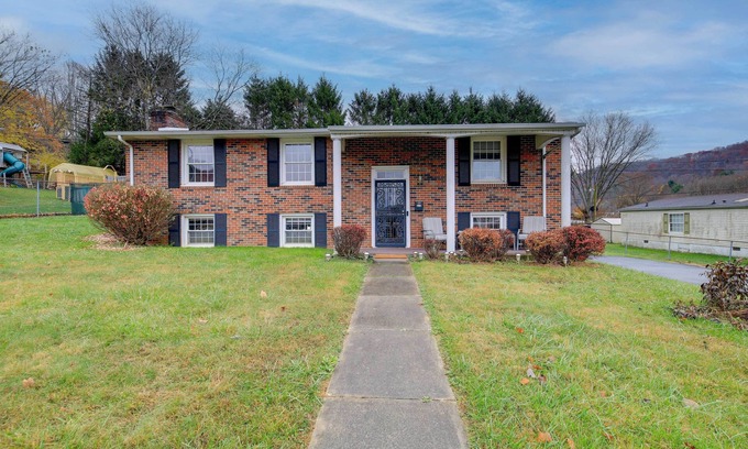 Bluefield Casa | Bluefield Home w/ Covered Deck - Near Parks!