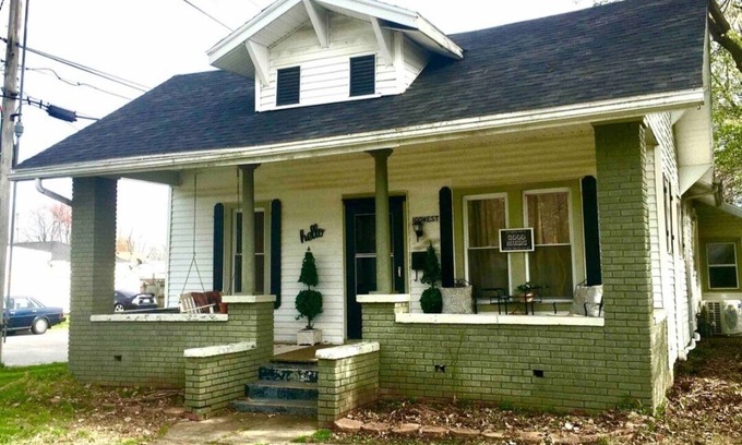 Owensboro Casa | Bluegrass Bungalow 2 bedrooms with large porch