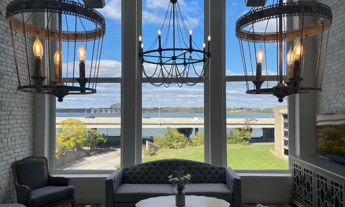 West Main Historic District Apartamento | Bluegrass River View! Soak & Savor by Hollyhock
