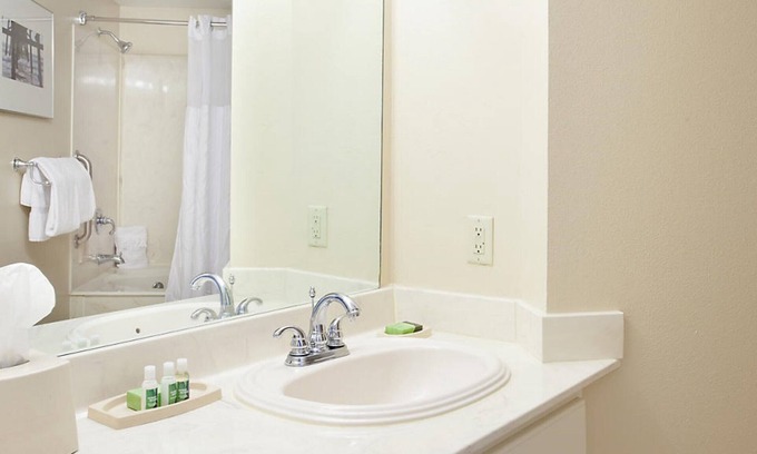 Downtown Myrtle Beach Complejo | Bluegreen SeaGlass Tower, 1 Bedroom Standard Condo, Free WiFi and Parking