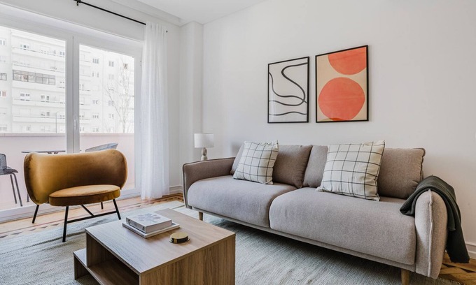 Alvalade Apartamento | Blueground | Alvalade, AC & w/d, nr park
