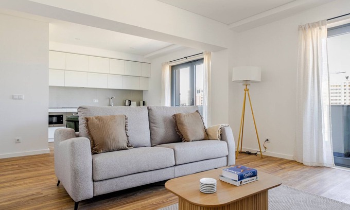 Casal da Ladeira Apartamento | Blueground | Alvalade, balcony, nr Campo Pequeno