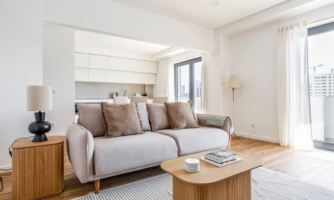 Casal da Ladeira Apartamento | Blueground | Alvalade, balcony, nr Campo Pequeno