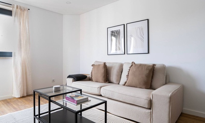 Casal da Ladeira Apartamento | Blueground | Alvalade, balcony, nr Campo Pequeno