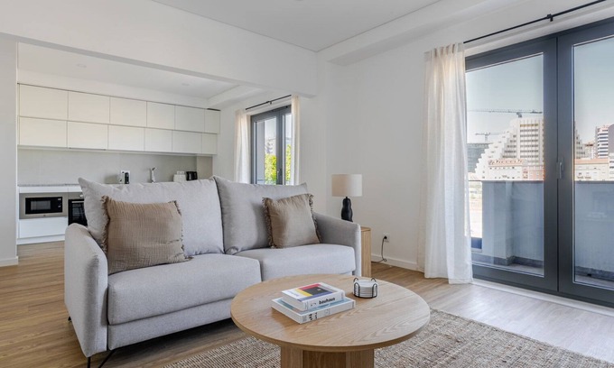Casal da Ladeira Apartamento | Blueground | Alvalade, balcony, nr Campo Pequeno