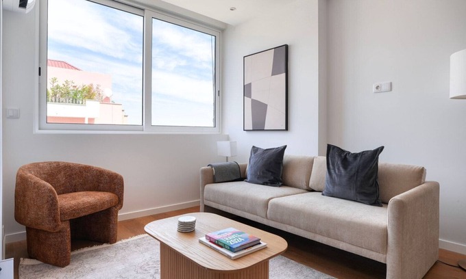 Alvalade Apartamento | Blueground | Alvalade, turnkey home + kitchen