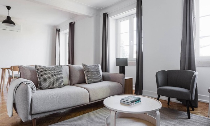 Sao Joao de Deus Apartamento | Blueground | Avenida de Roma 2bd apartment