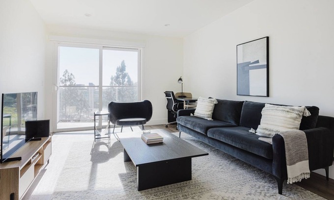 West Los Angeles Apartamento | Blueground | Brentwood, rooftop & AC, near UCLA