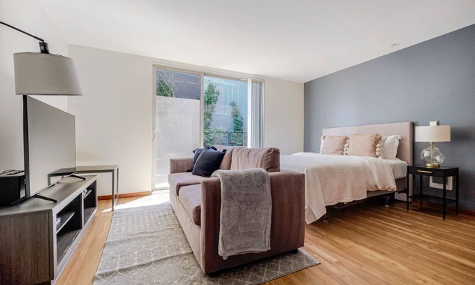 Brighton Apartamento | Blueground | Brighton, balcony, nr Seward Park