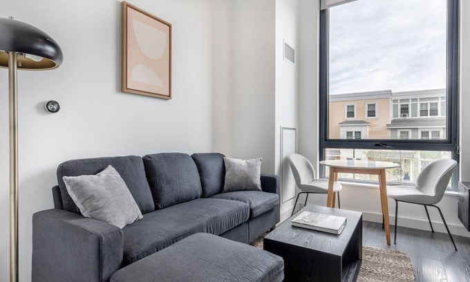 Central-Maverick Square - Paris Street Apartamento | Blueground | Central-Maverick Square, pool, nr Boston Harbor