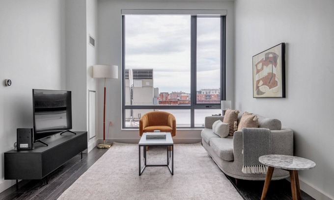 Central-Maverick Square - Paris Street Apartamento | Blueground | Central-Maverick Square, pool, nr Boston Harbor
