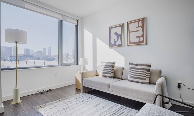 East Boston Apartamento | Blueground | East Boston, art & pool, nr park