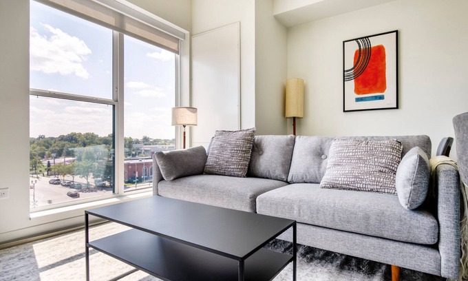 Elmhurst Apartamento | Blueground | Elmhurst, pool, nr Elmhurst Art Museum