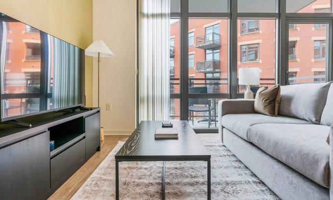 Clarendon Apartamento | Blueground | Lyon Village, pool, nr Arlington Park