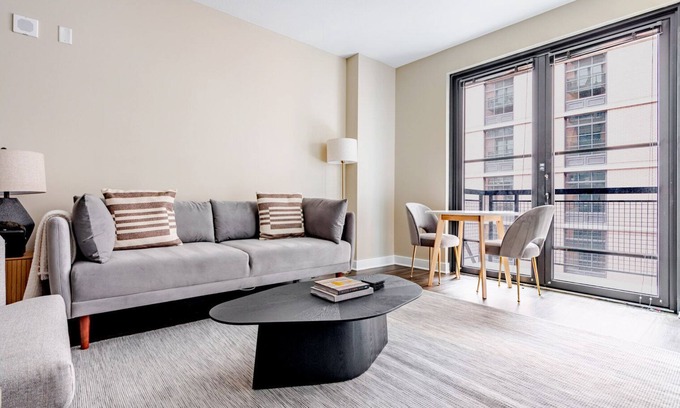 Mount Vernon Square Apartamento | Blueground | Mt Vernon Sq, pool & gym, nr museums