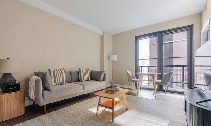 Mount Vernon Square Apartamento | Blueground | Mt Vernon Sq, pool & gym, nr museums