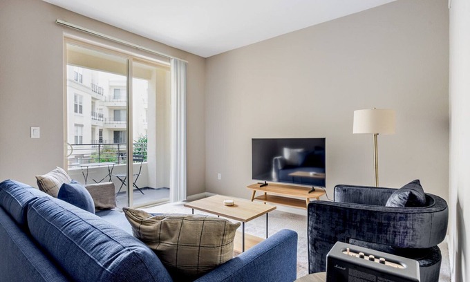 Pasadena Apartamento | Blueground | Pasadena, pool & AC, nr City Hall