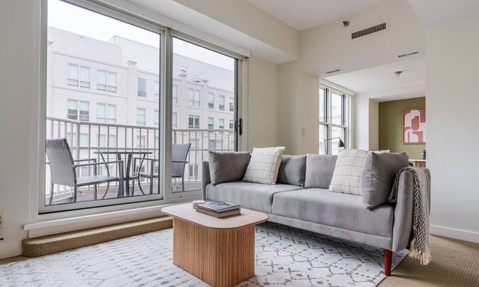 Penn Quarter Apartamento | Blueground | Penn Quarter, pool & w/d, nr museums