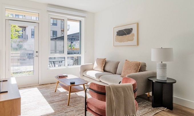 Pleasant Hill Apartamento | Blueground | Pleasant Hill, balcony, nr Park