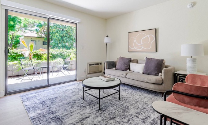 Shoreline West Apartamento | Blueground | Shoreline West, pool, nr Shoreline Park