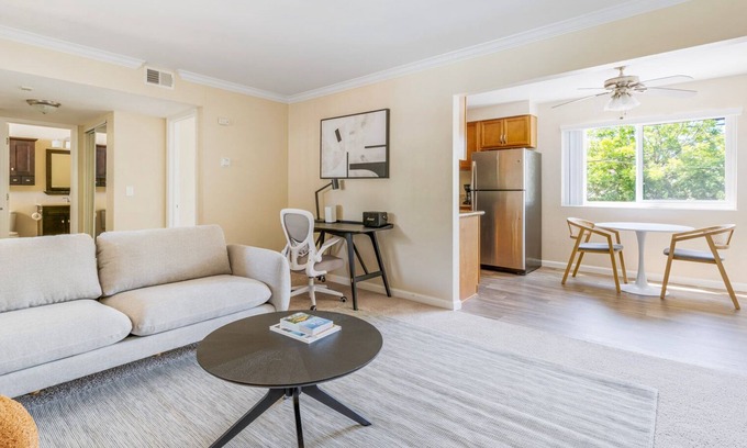 Sunnyvale Apartamento | Blueground | Sunnyvale, pool, nr Sunnyvale Park