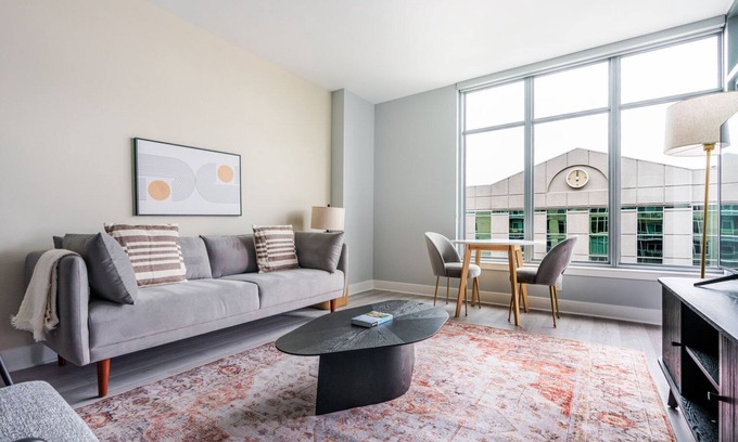 Woodmont Triangle Apartamento | Blueground | Woodmont, pool & gym, nr Bethesda Row