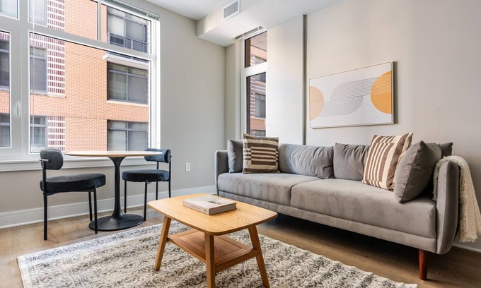 Woodmont Triangle Apartamento | Blueground | Woodmont, pool & w/d, nr Bethesda Row