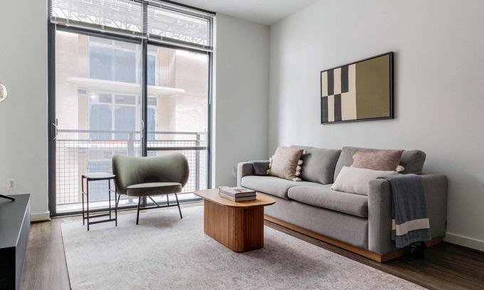Woodmont Triangle Apartamento | Blueground | Woodmont Triangle, pool, nr Bethesda