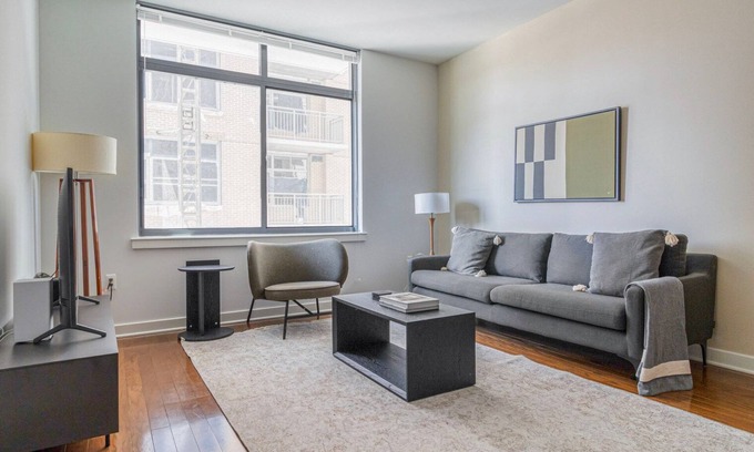 Woodmont Triangle Apartamento | Blueground | Woodmont Triangle, pool, nr Cabin John Park