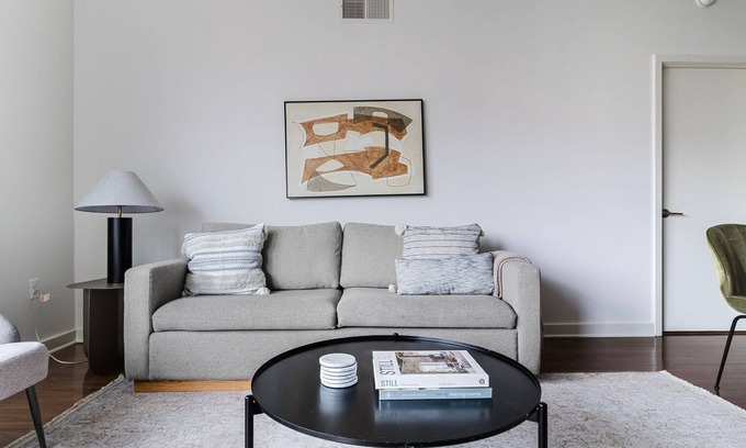 Woodmont Triangle Apartamento | Blueground | Woodmont Triangle, pool, nr Cabin John Park