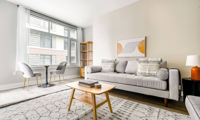 Woodmont Triangle Apartamento | Blueground | Woodmont Triangle, pool, nr Cabin John Park