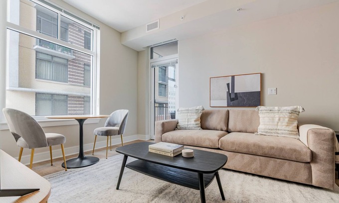 Woodmont Triangle Apartamento | Blueground | Woodmont Triangle, pool, nr Cabin John Regional Park