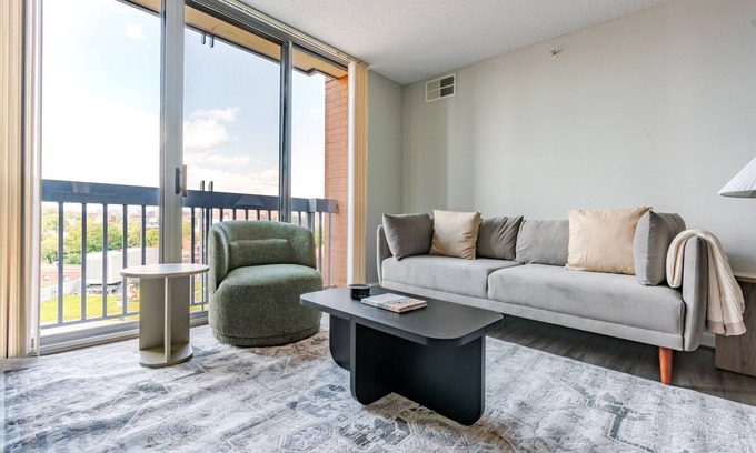 Woodmont Triangle Apartamento | Blueground | Woodmont Triangle, fitness, nr Park