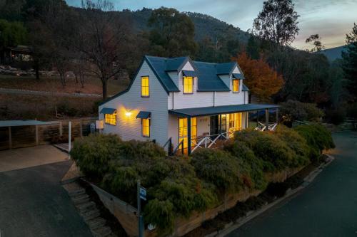 Bright Casa | BlueMill Cottage