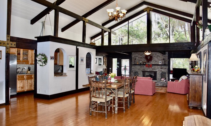 Homosassa Casa | BlueMoon lodge. Resort style getaway on the water. Close to everything 40 acre.