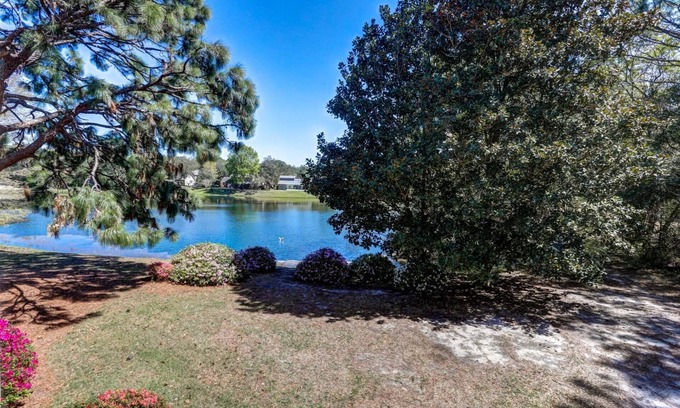 Niceville Condominio | Bluewater Bay Lakeside Condo|Tennis, Pools, Golf, Marina (w/Fee)|Short ride to Destin|Close to Eglin