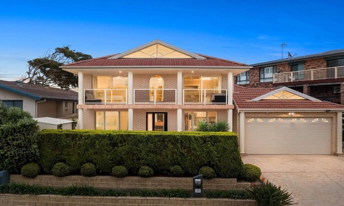Forresters Beach Casa | Bluewave at Forresters| near beach, wifi | Accom Holidays